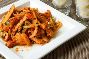 baharatlı ızgara domuz sarılmış.