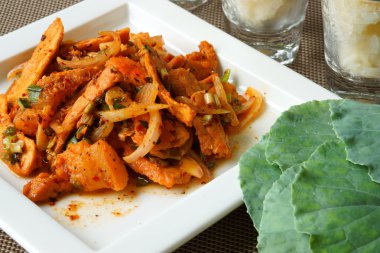 baharatlı ızgara domuz sarılmış.