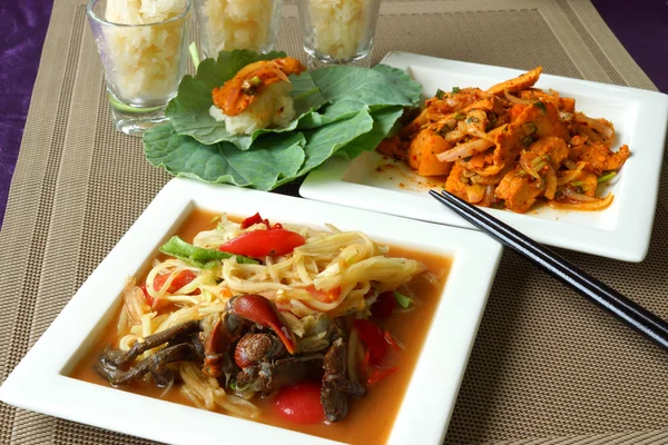 Тайская кухня "Салат из папайи ". — стоковое фото
