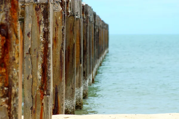 Barres de ciment endommagées par l'eau de mer . — Photo