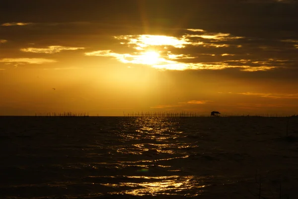 Sunset sky at the lake. south of Thailand. — Stock Photo, Image