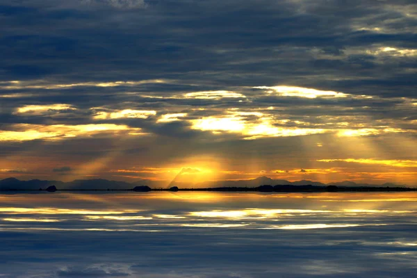Niebo zachód słońca nad jeziorem. południe Tajlandii. — Zdjęcie stockowe