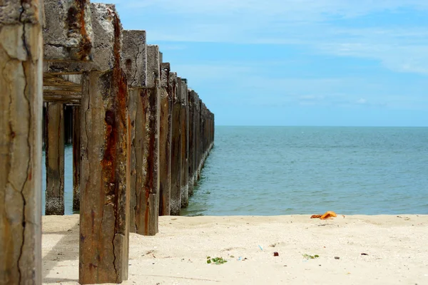 Barres de ciment endommagées par l'eau de mer . — Photo