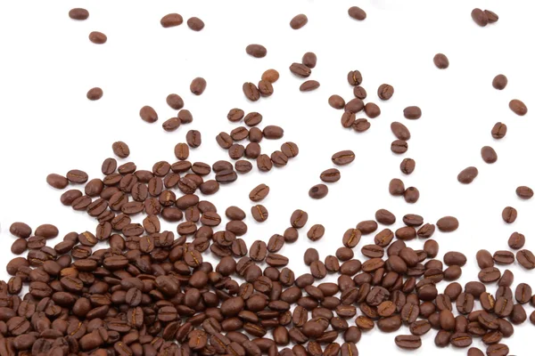 Chicchi di caffè sullo sfondo bianco. — Foto Stock