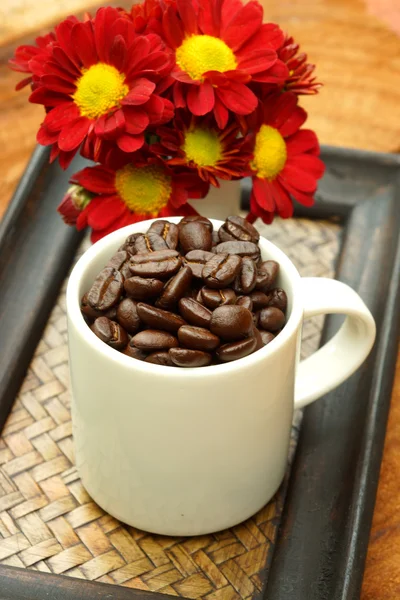 Grano de café en taza en bandeja de bambú . — Foto de Stock