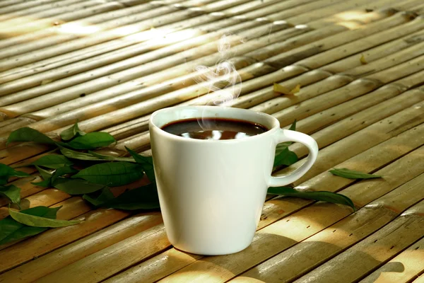 朝のコーヒー、竹で — ストック写真
