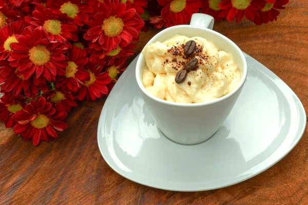 Espresso con panna coffee and Red chrysanthemum flower — Stock Photo, Image