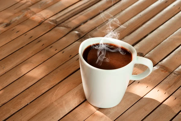 's ochtends koffie op de bamboe — Stockfoto