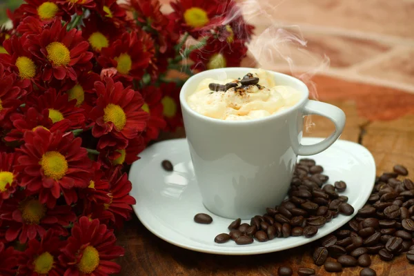 Kawy espresso con panna i czerwony kwiat chryzantemy — Zdjęcie stockowe