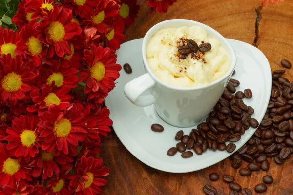 Espresso con panna café y flor de crisantemo rojo — Foto de Stock