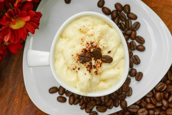 Espresso con panna café et fleur de chrysanthème rouge — Photo