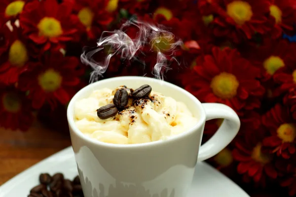 Espresso con panna coffee and Red chrysanthemum flower — Stock Photo, Image