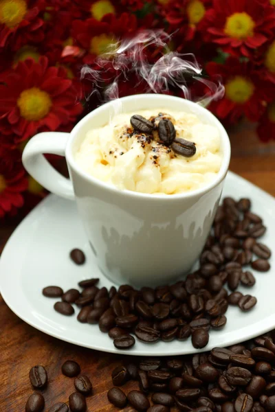 Kawy espresso con panna i czerwony kwiat chryzantemy — Zdjęcie stockowe