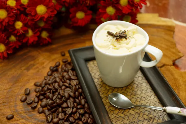 Espresso con panna café y flor de crisantemo rojo — Foto de Stock