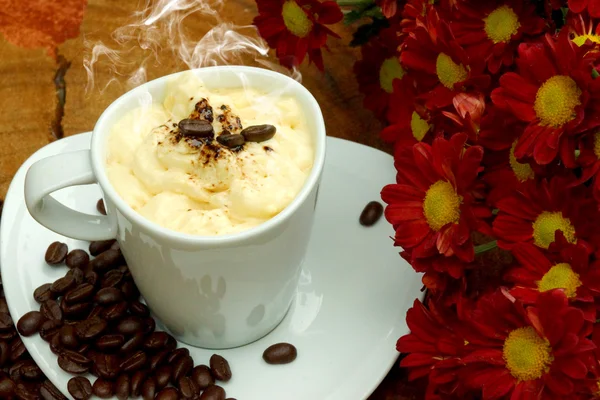 Espresso con panna coffee and Red chrysanthemum flower — Stock Photo, Image