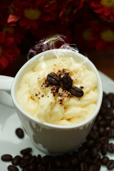 Espresso con panna café y flor de crisantemo rojo — Foto de Stock