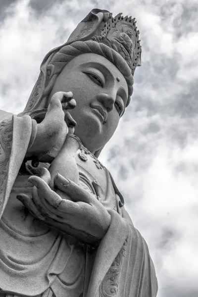 Posąg Guanyin w Tajlandii. z miejsca publicznego. — Zdjęcie stockowe