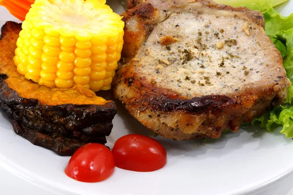 Varkensvlees biefstuk en groenten. — Stockfoto