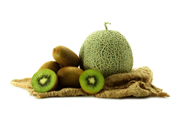 Melão e kiwi com rede no fundo branco — Fotografia de Stock