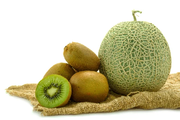 Melão e kiwi com rede no fundo branco — Fotografia de Stock