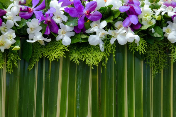 Blomsterarrangemang vid bröllopsceremonin — Stockfoto