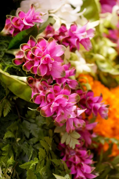 Arranjo de flores na cerimônia de casamento — Fotografia de Stock