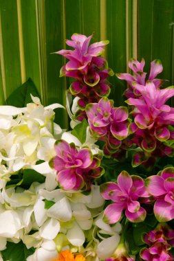 Düğün töreninde çiçek aranjmanı