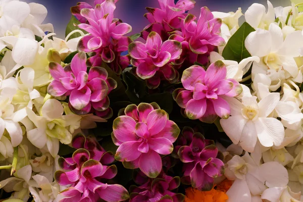 Bloemenarrangement bij de huwelijksceremonie — Stockfoto