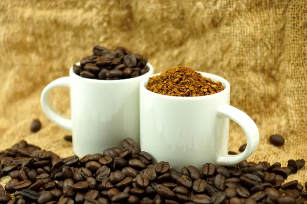 Geröstete Kaffeebohnen. und Instant-Kaffee. — Stockfoto