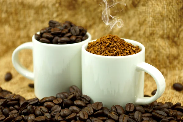 Roasted coffee beans. And instant coffee. — Stock Photo, Image