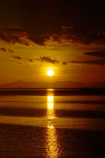 Schätzte den Sonnenuntergang am See, Südthailand. — Stockfoto