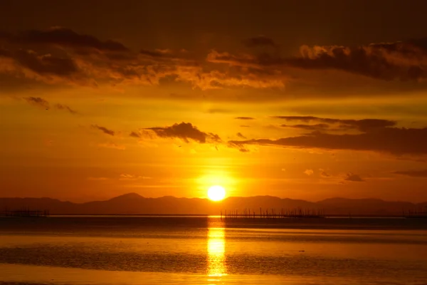 Gün batımı göl, Güney Tayland takdir etmek.. — Stok fotoğraf