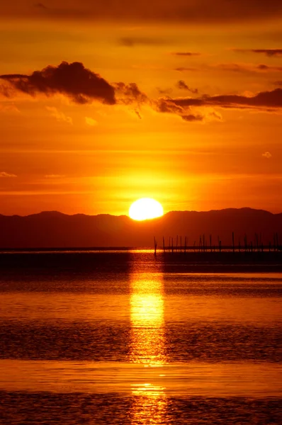 湖、タイ南部で夕日を鑑賞. — ストック写真