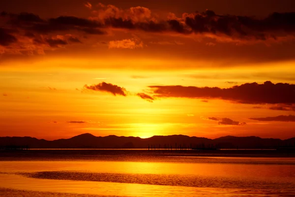 Apprezzato il tramonto sul lago, sud della Thailandia . — Foto Stock