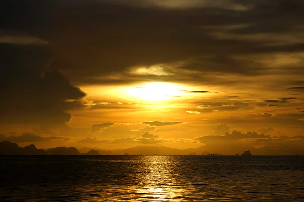 Zonsondergang aan het meer. — Stockfoto