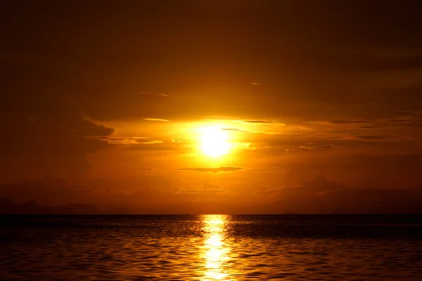 Pôr do sol no lago. — Fotografia de Stock