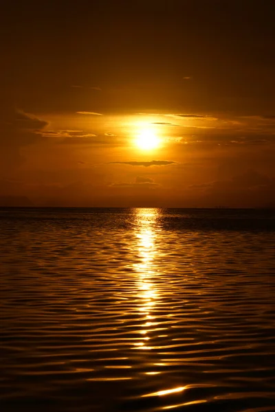 Pôr do sol no lago. — Fotografia de Stock