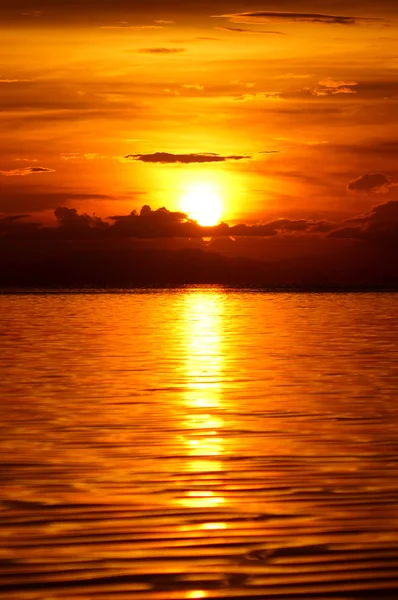 Solnedgång vid sjön. — Stockfoto