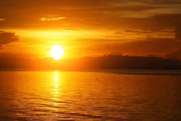 Zonsondergang aan het meer. — Stockfoto