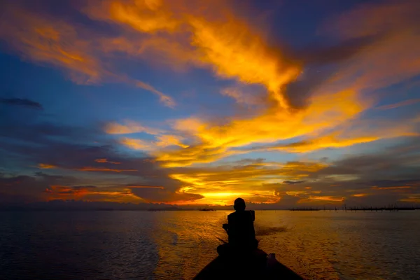 Osamělých mužů siluety na západu slunce obloha krásná Laguna — Stock fotografie