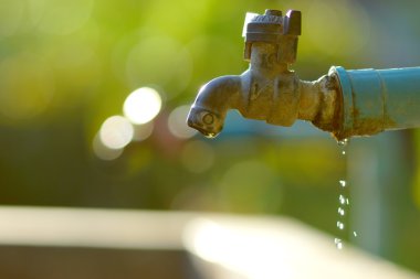 Kusurlu musluk. Su israfına neden olur.