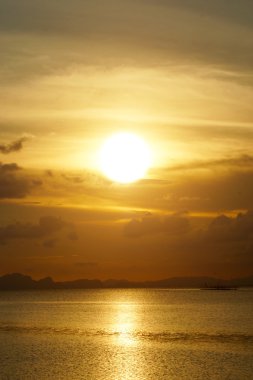 güzel gün batımı göl üzerinde