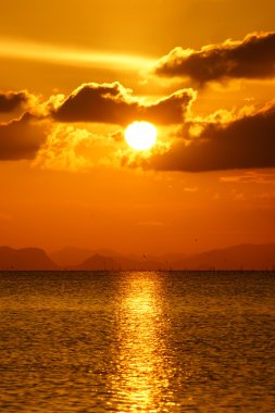 güzel gün batımı göl üzerinde