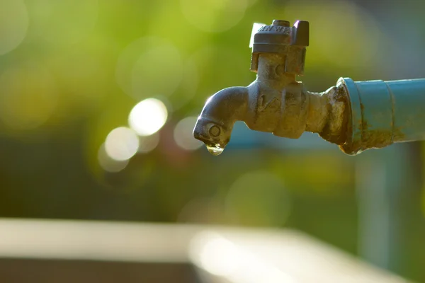 Defective faucet. Cause wastage of water — Stock Photo, Image