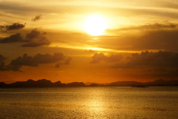 Belo pôr do sol acima do lago — Fotografia de Stock