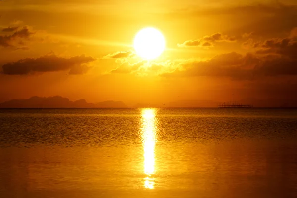 湖の上の美しい日没 — ストック写真