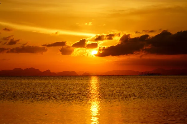 Belo pôr do sol acima do lago — Fotografia de Stock