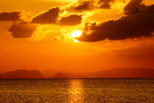 Prachtige zonsondergang boven het meer — Stockfoto