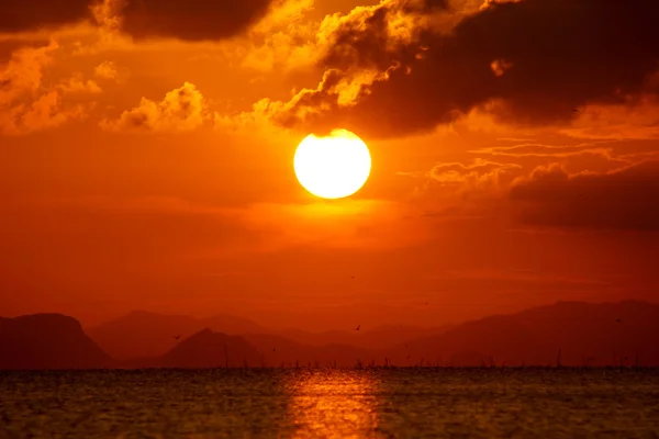 Piękny zachód słońca nad jeziorem — Zdjęcie stockowe