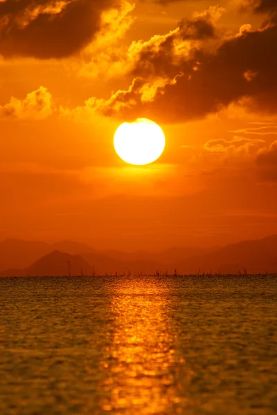 Hermoso atardecer sobre el lago — Foto de Stock